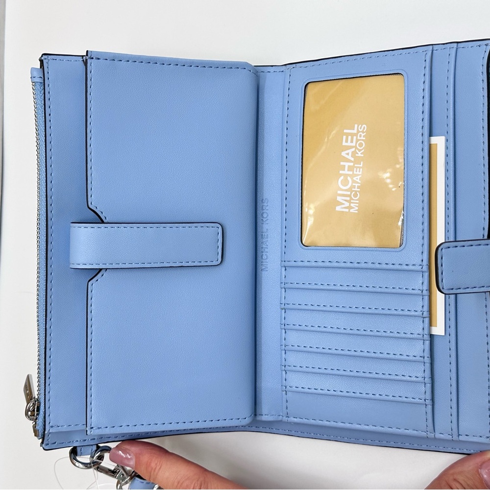 MICHAEL KORS
Jet Set Large Ombré Logo Wristlet Lt Sky - Picture 8 of 16